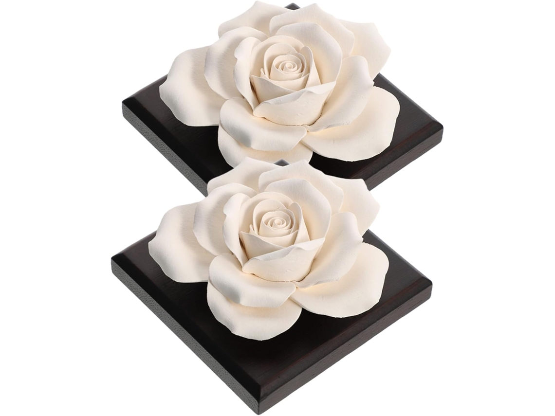 Difusor de óleos essenciais em cerâmica rosa, composto por 2 peças, leve e decorativo.