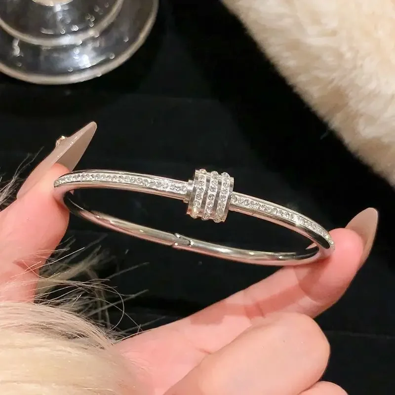 Pulseira De Aço Titânio Com Detalhes Em Ouro E Prata, Joia De Luxo À Prova D'água Com Zircônias Brilhantes.