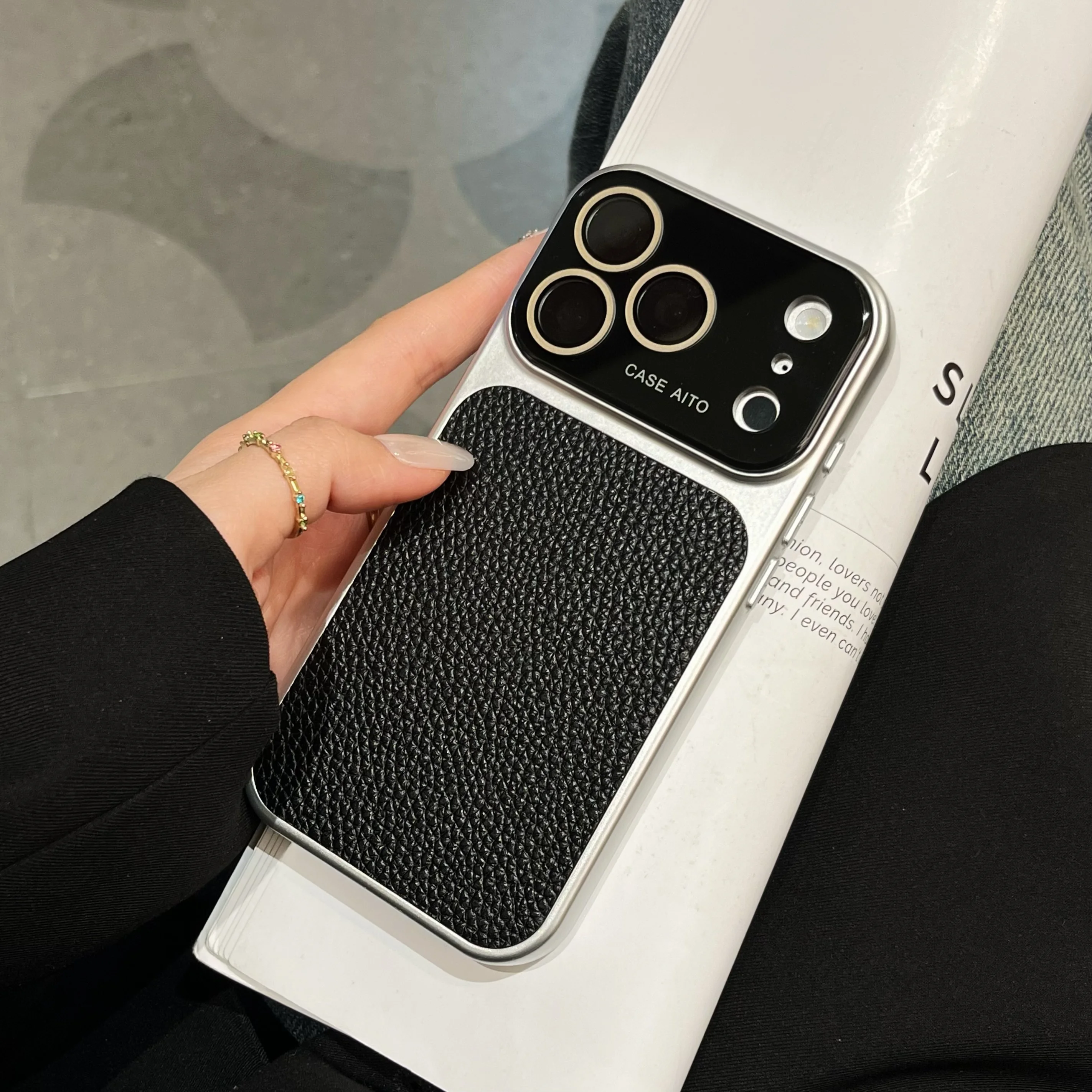 Capa Para Celular (iphone 15 Pro Max Preto) Em Couro Puro Na Cor Lichia, Fosca E Resistente A Impactos.