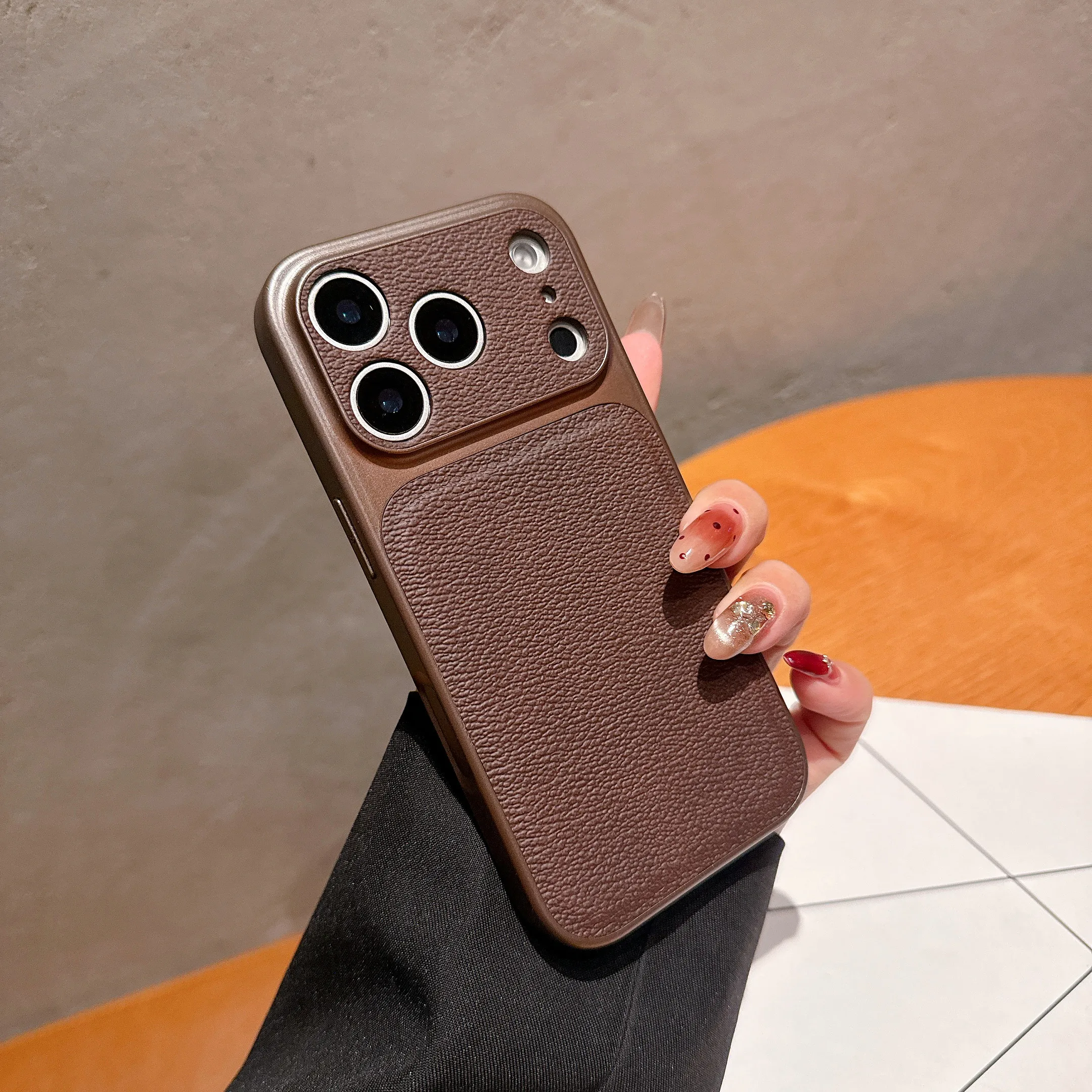 Capa Para Celular (iphone 15 Pro Max Marrom) Em Couro De Cor Sólida, Acabamento Fosco, Resistente A Impactos, Material Misto De Pc.