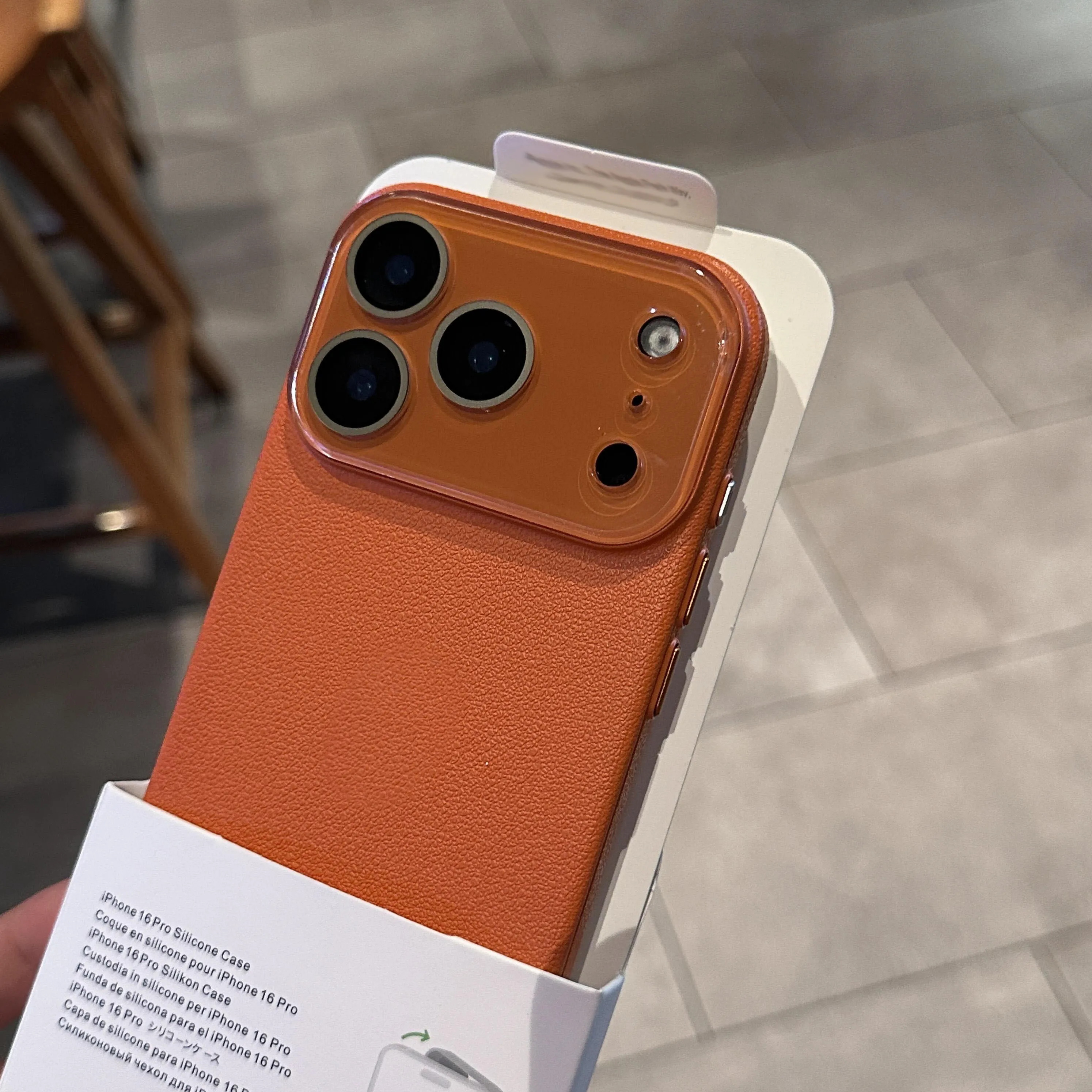 (iphone 14 Plus Laranja) Capa Protetora De Silicone Com Textura De Couro Para Proteger A Lente De Vidro Da Câmera.