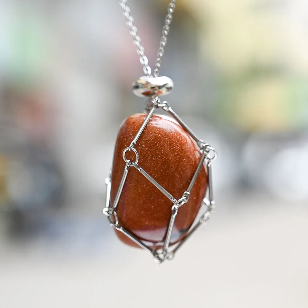 Colar com Pingente de Cristal em Malha de Pedra Irregular e Áspera . MDUG (arenito Sintético)