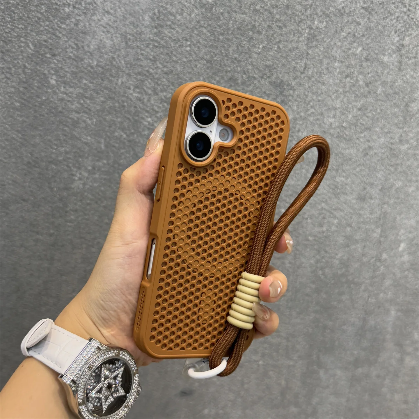 Capa Para Iphone 17 Marrom Com Dissipação De Calor, Estrutura Em Favo De Mel, Magnética E Com Toque Suave.