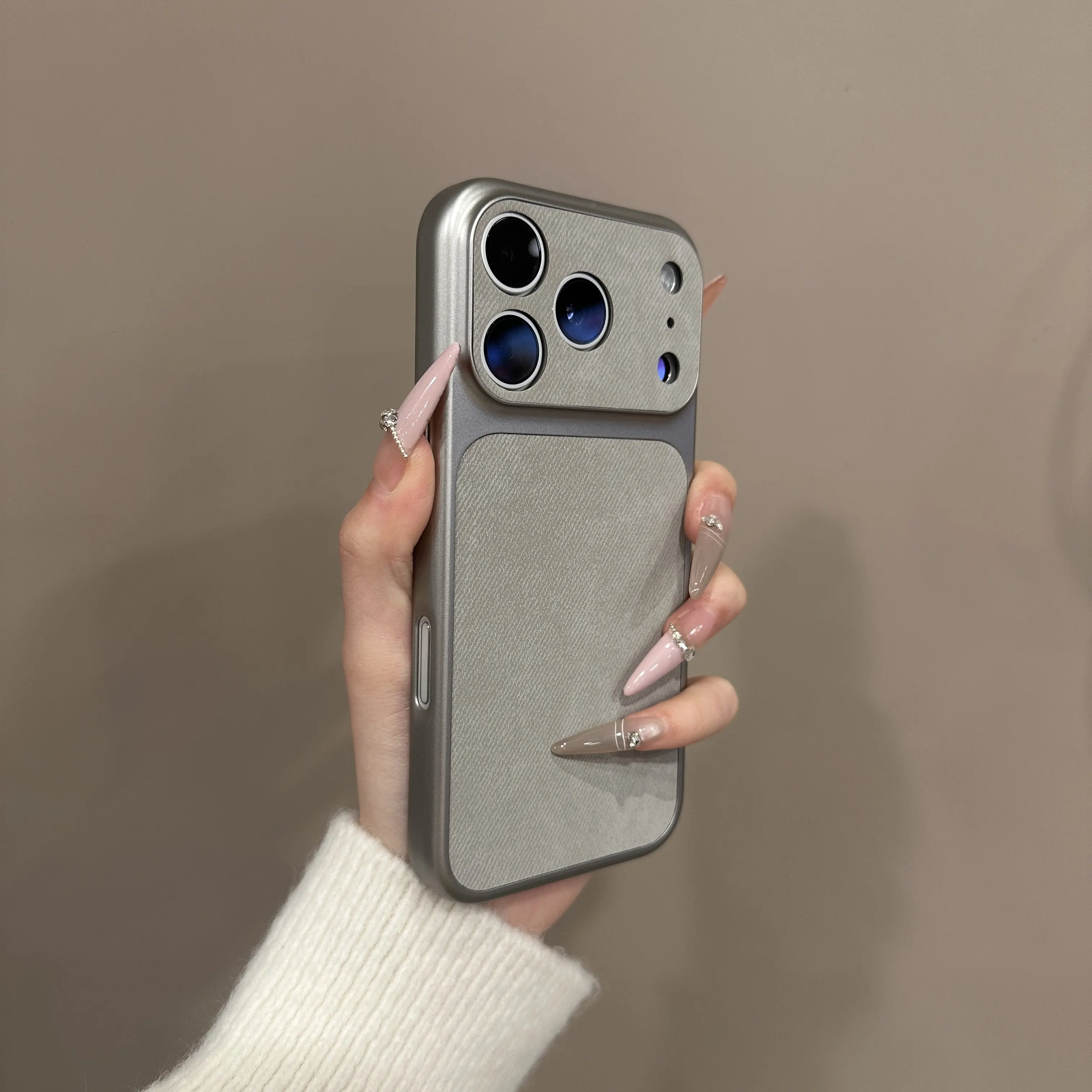 Capa Para Iphone 14 Pro Max (cinza) Em Jeans E Couro Fosco Com Estrutura Resistente A Impactos.