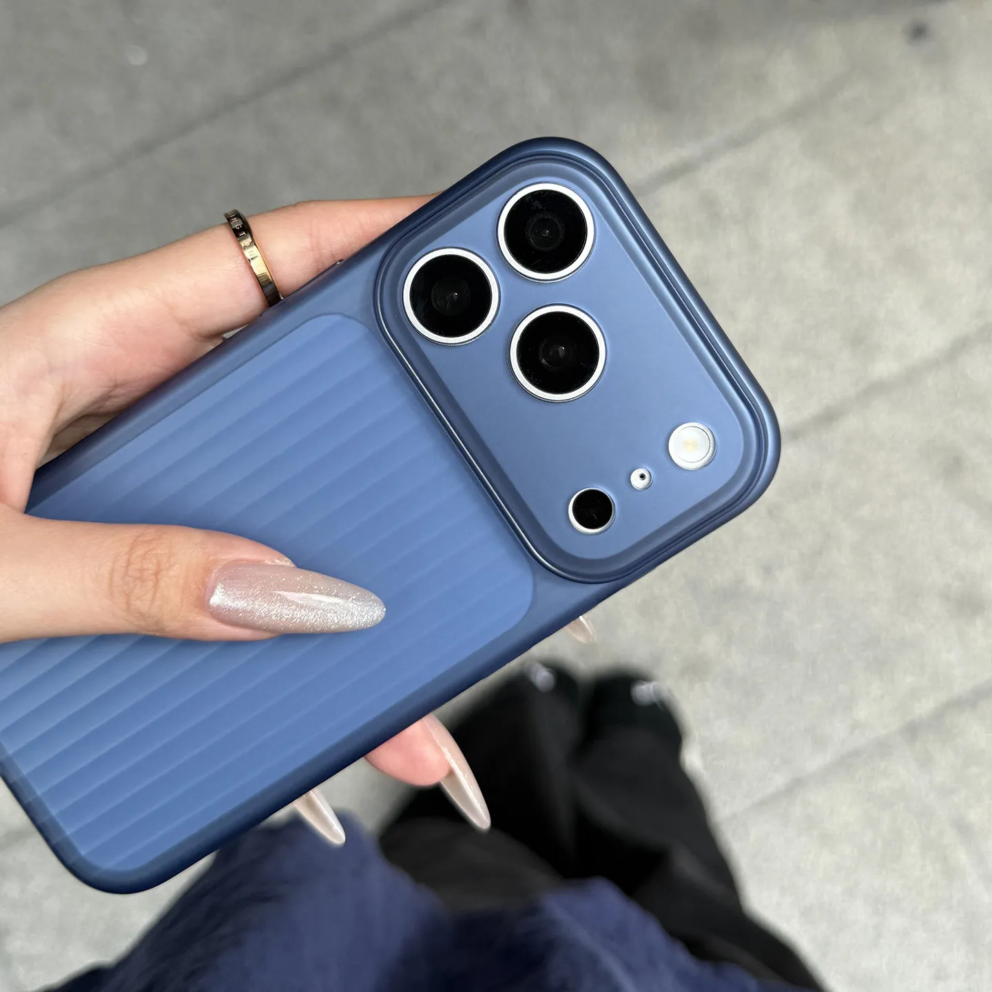 Capa De Celular Azul Em Silicone Macio Fosco Com Listras Antiderrapantes (iphone 16 Pro).