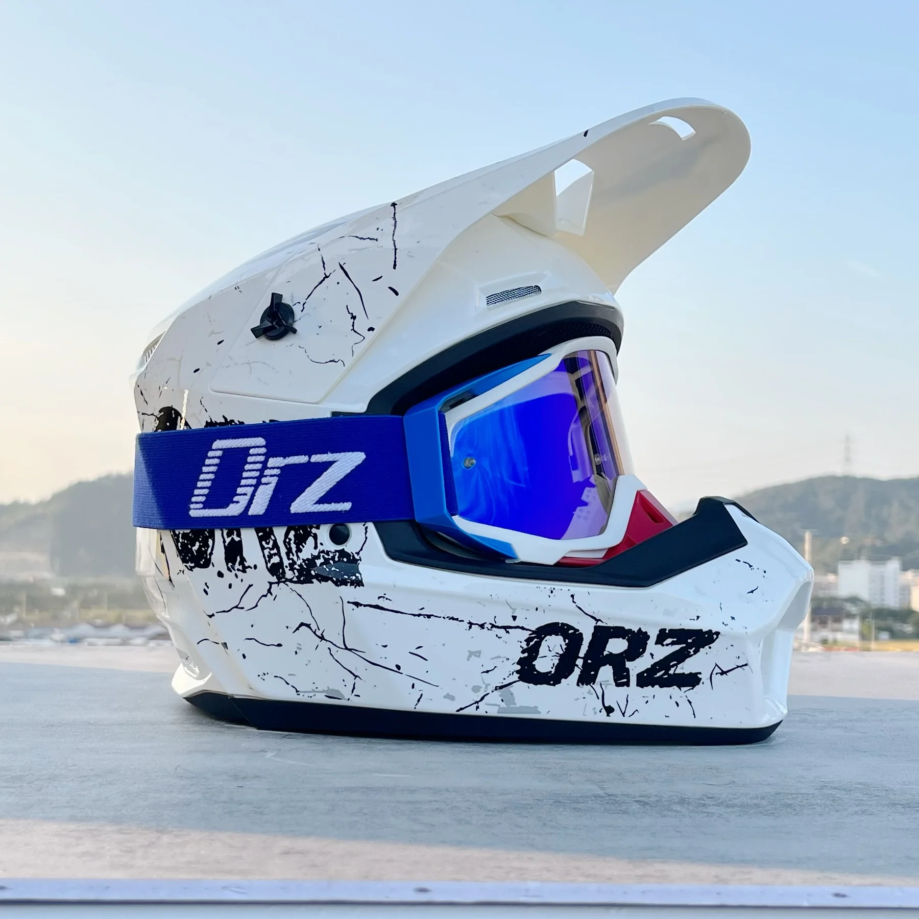 Capacete De Motocross Com Certificação Dot (l), Viseira E Casco Rígido Em Abs.
