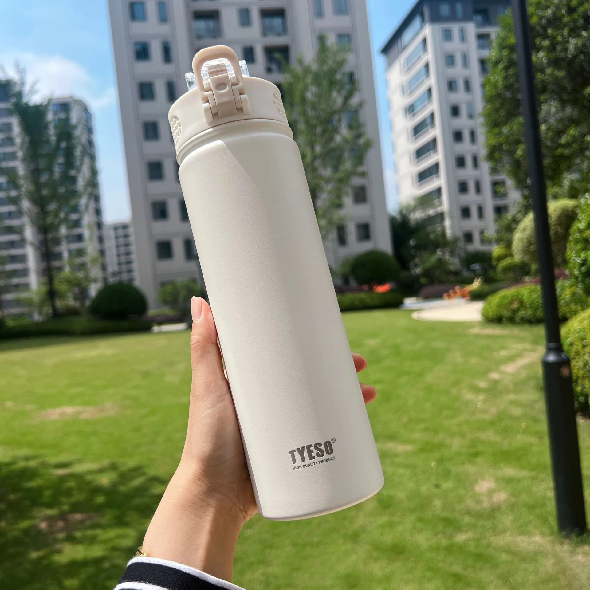 Garrafa Térmica Com Canudo Em Aço Inoxidável (branca, 600 Ml), Mantém As Bebidas Frias Ou Quentes, Ideal Para Levar No Carro.