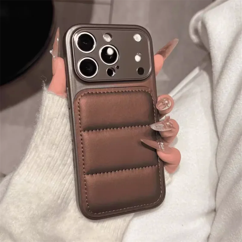 Capa Para Celular Com Textura Ondulada (cor Marrom, Para Iphone 14 Pro) Feita De Policarbonato.