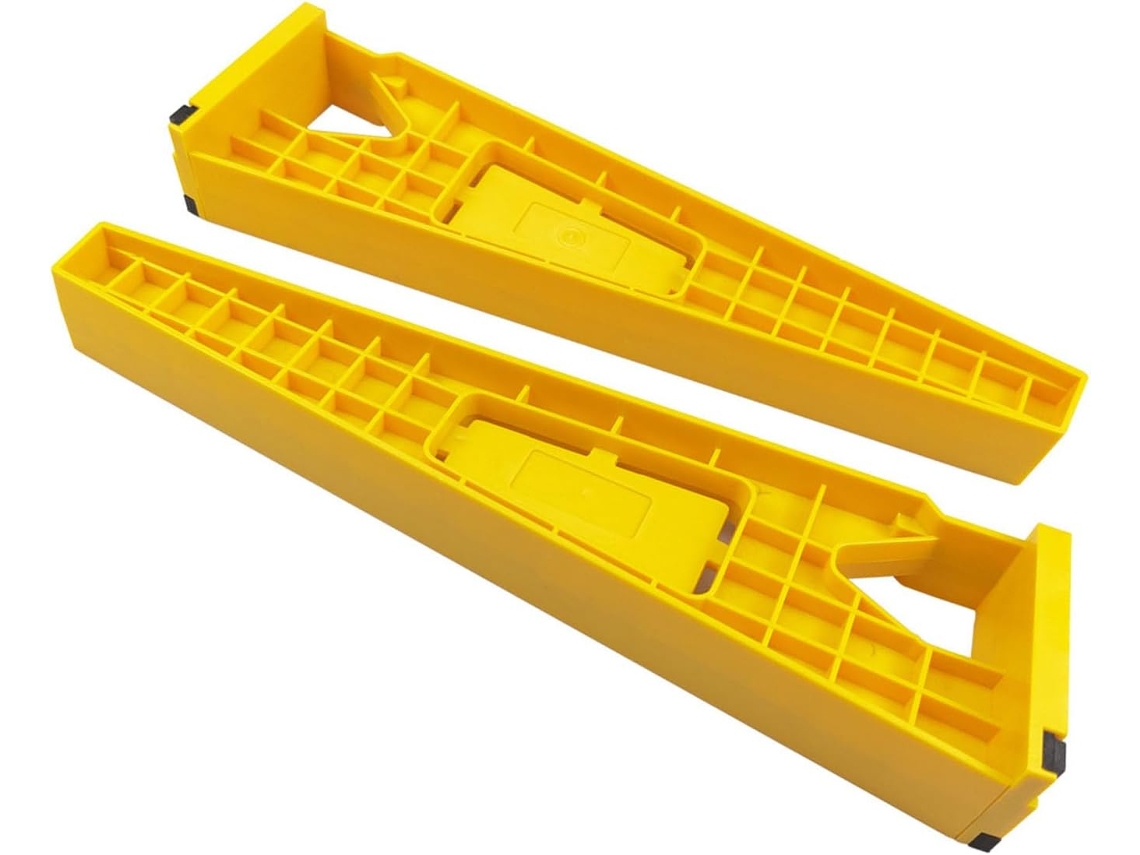 Conjunto de ferramentas para movimentação de objetos, incluindo carrinho de transporte com rodinhas e elevador de movimentação com rodas.