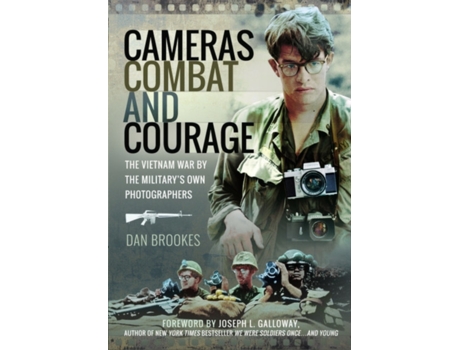 Livro cameras, combat and courage de dan brookes (inglês)