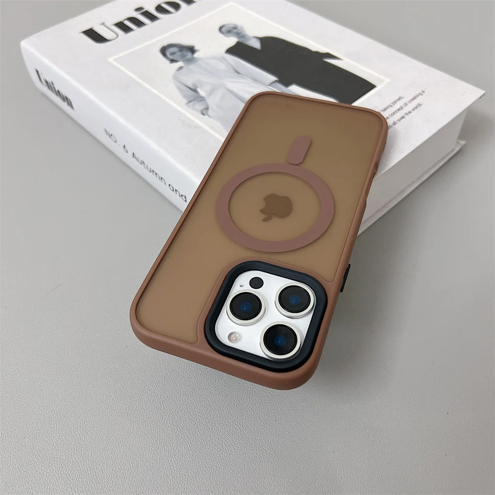 Capa Magsafe Para Carregamento Sem Fio Magnético (iphone 15 Plus, Dourada), Com Acabamento Fosco.