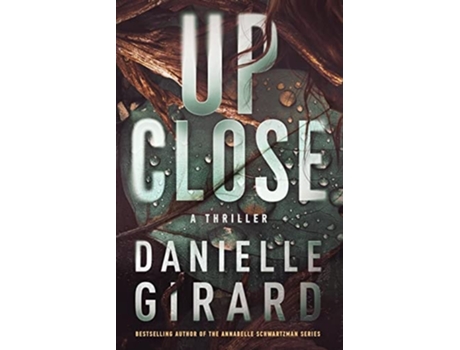 Livro Up Close de Danielle Girard (Inglês)