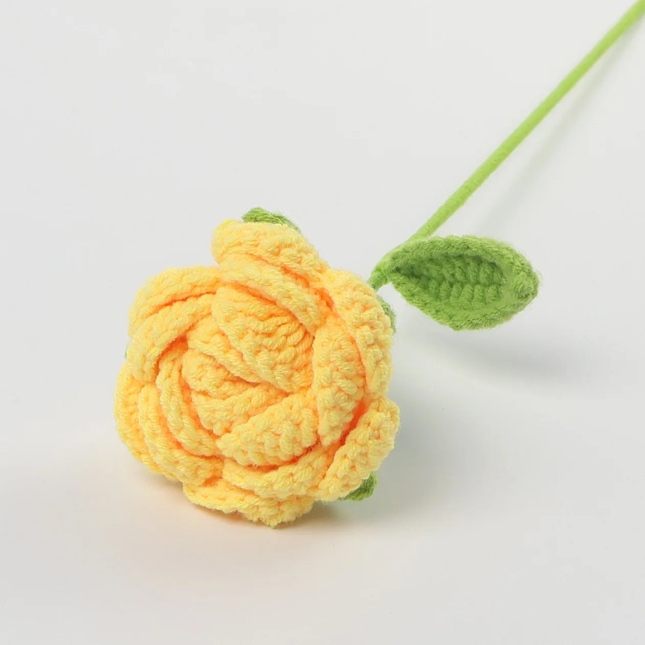 Rosa Artificial Tricotada E Feita De Crochê, Pronta Para Decoração De Casa.