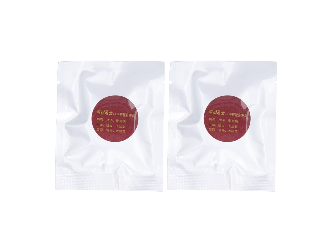 2 pastilhas de aromaterapia para carro com folha de refil em formato circular.