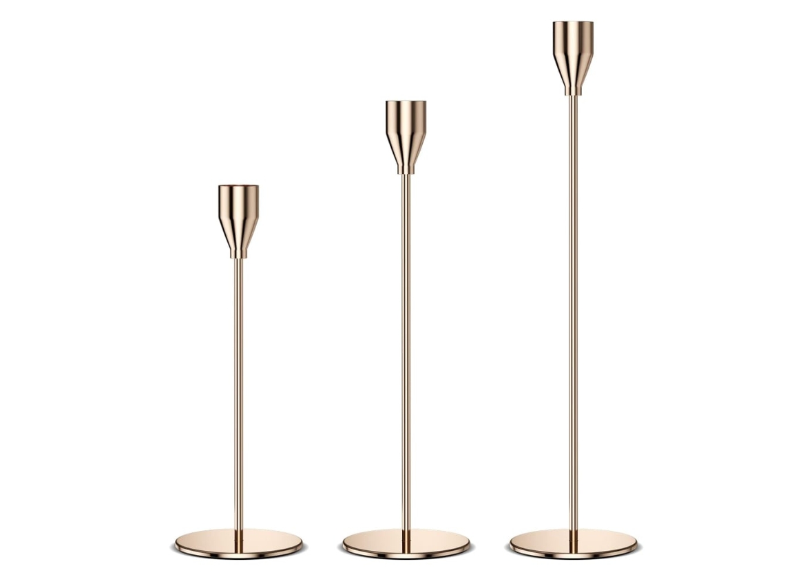 Um Conjunto De Castiçais Em Estilo Europeu Com Uma Base Dourada Requintada, Uma Peça De Decoração De Interiores Elegante.
