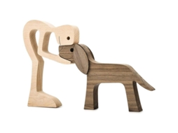 Escultura artesanal em madeira representando um homem e um cachorro. Ideal para decoração de casa, coleção de animais e como presente ecológico. Tamanho grande: 25,4 x 15,2 x 2 cm.