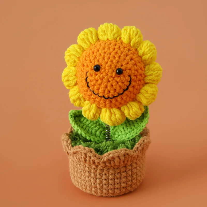 Decorações Criativas De Plantas Em Crochê, Com Flores De Crochê E Vasos De Plantas Tricotados.