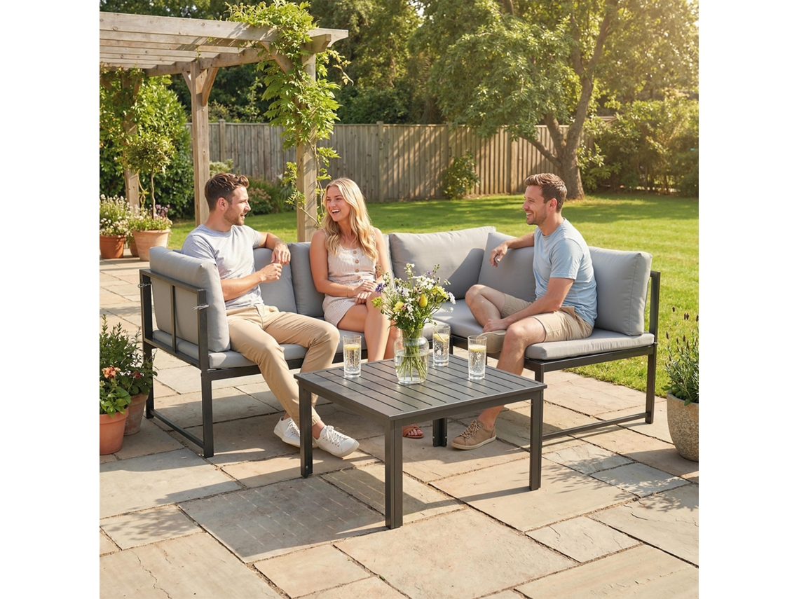 Conjunto De Jardim Cinza Com Sofás De Dois Lugares, Mesa De Centro Ripada E Almofadas Para Decoração Externa Elegante.