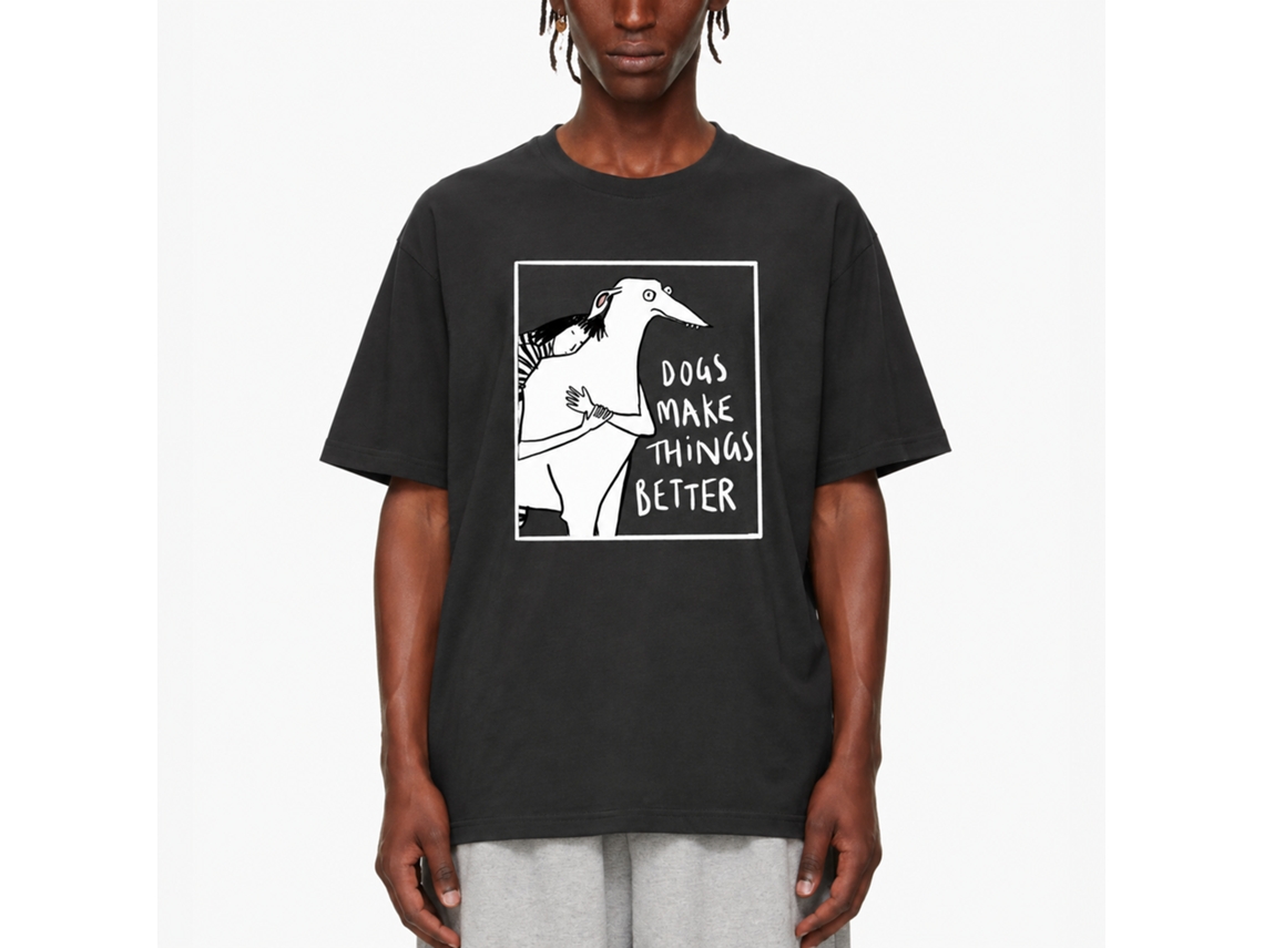 Camiseta Rockinstone Dogs Make Things Better, fabricada por Harriet, com design exclusivo.