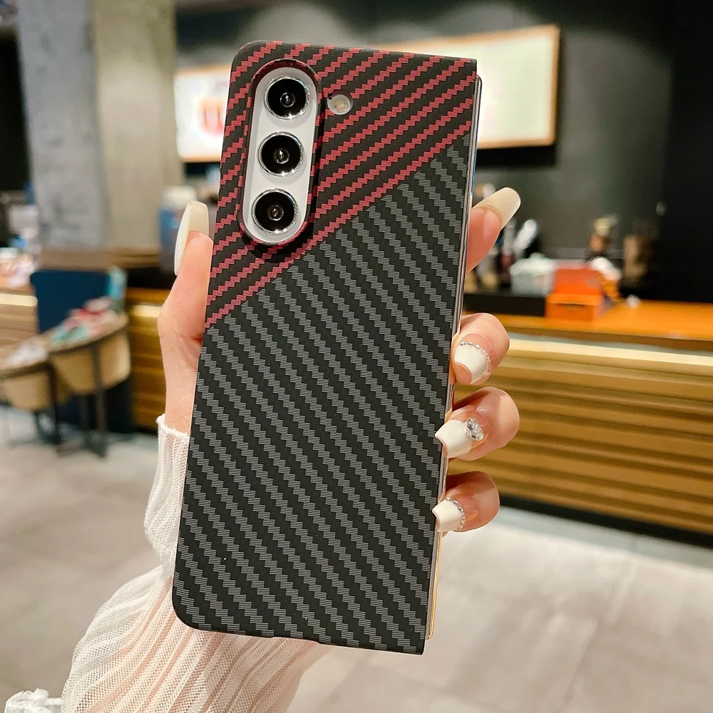 Capa Para Celular Com Textura De Fibra De Carbono (preta E Vermelha Para Galaxy Z Fold7), Material Rígido De Policarbonato.