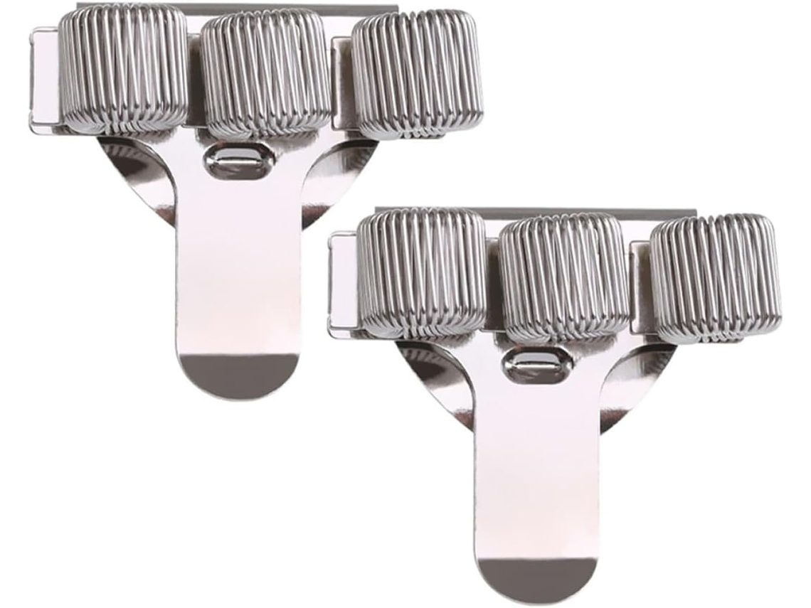 Conjunto de 2 presilhas metálicas com mola ajustável para caneta e furo, em aço carbono, que evita a perda da caneta.
