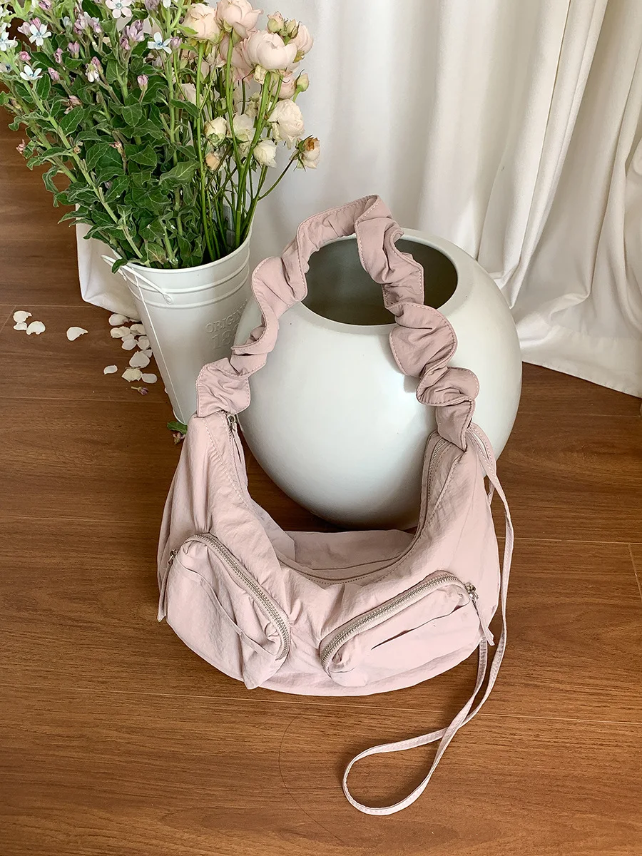 Bolsa De Ombro Feminina Simples Em Nylon Rosa, Elegante E Com Cordão E Pregas.