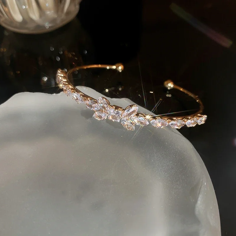 Pulseira Em Forma De Laço (dourada) Com Zircônias Cúbicas, Um Acessório De Casamento Luxuoso E Elegante.