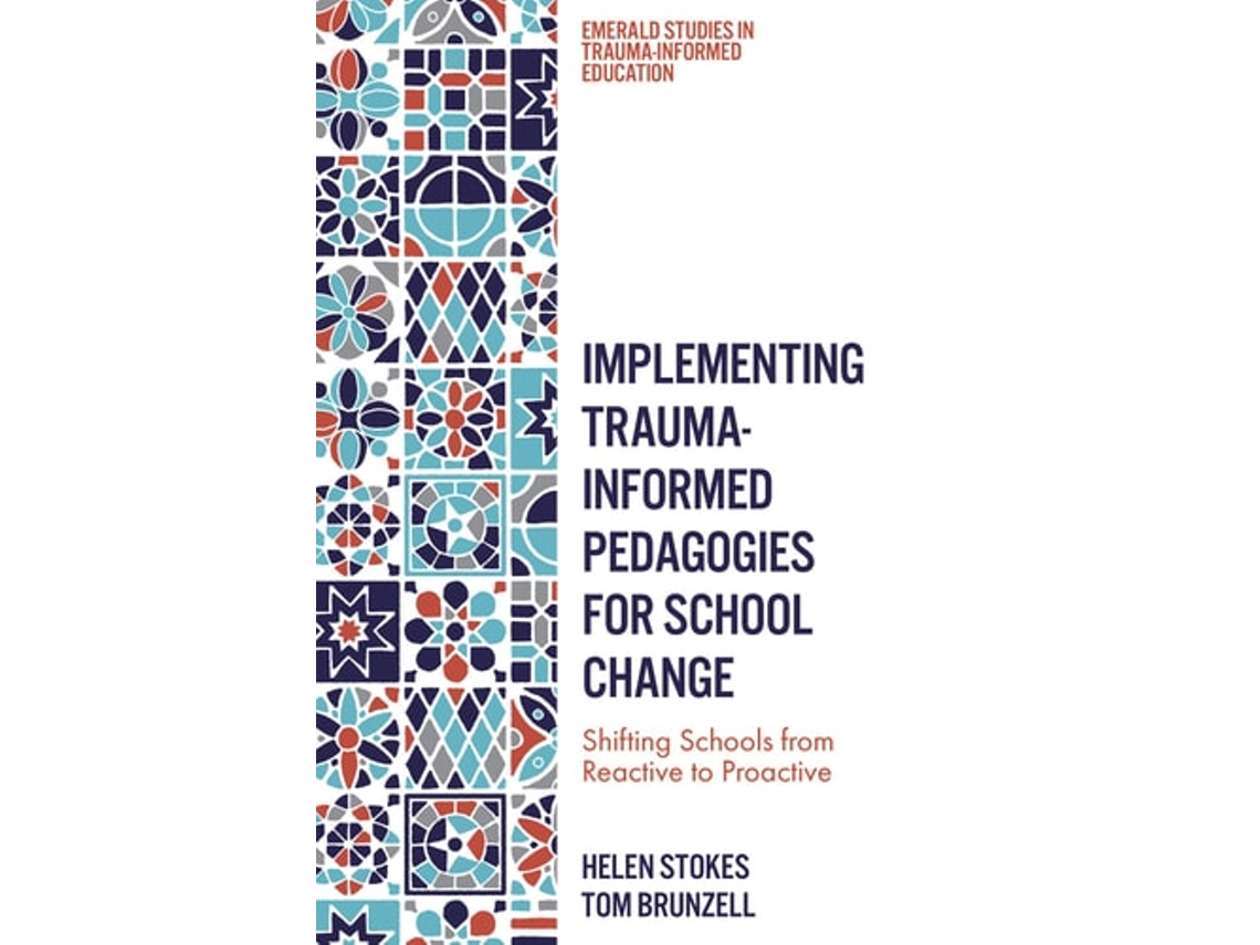 Livro Implementing Trauma-Informed Pedagogies for School Change de Helen Stokes e Tom Brunzell (Inglês - Capa Dura)