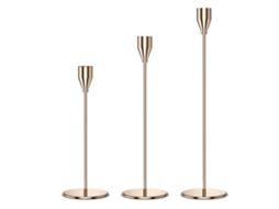 Um Conjunto De Castiçais Em Estilo Europeu Com Uma Base Dourada Requintada, Uma Peça De Decoração De Interiores Elegante.