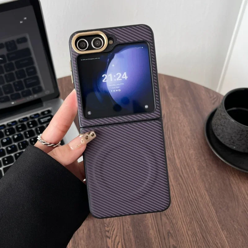 (roxo, Galaxy Z Flip7) Capa De Celular Luxuosa E Ultrafina Em Fibra De Carbono Com Bordas Suaves E Carregamento Sem Fio Magnético.