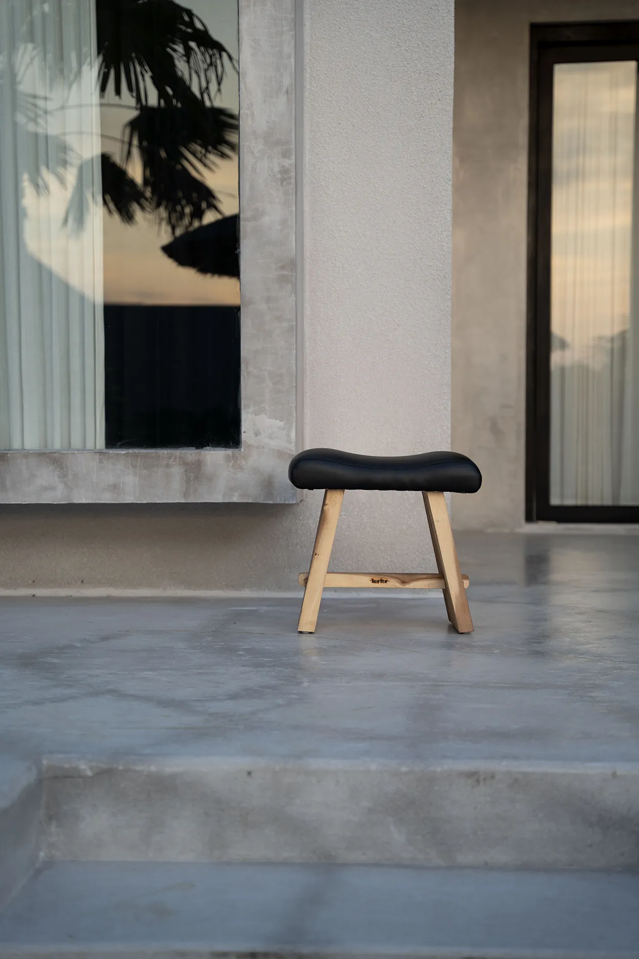 Banqueta Suar em Pele - Preto Natural BAZAR BIZAR