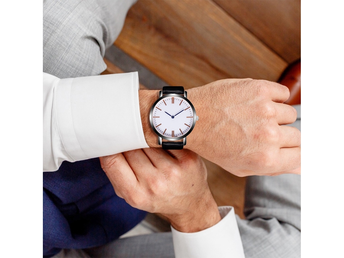 Relógio masculino de quartzo com pulseira de couro sintético, numerais romanos e ponteiros azuis e pretos.
