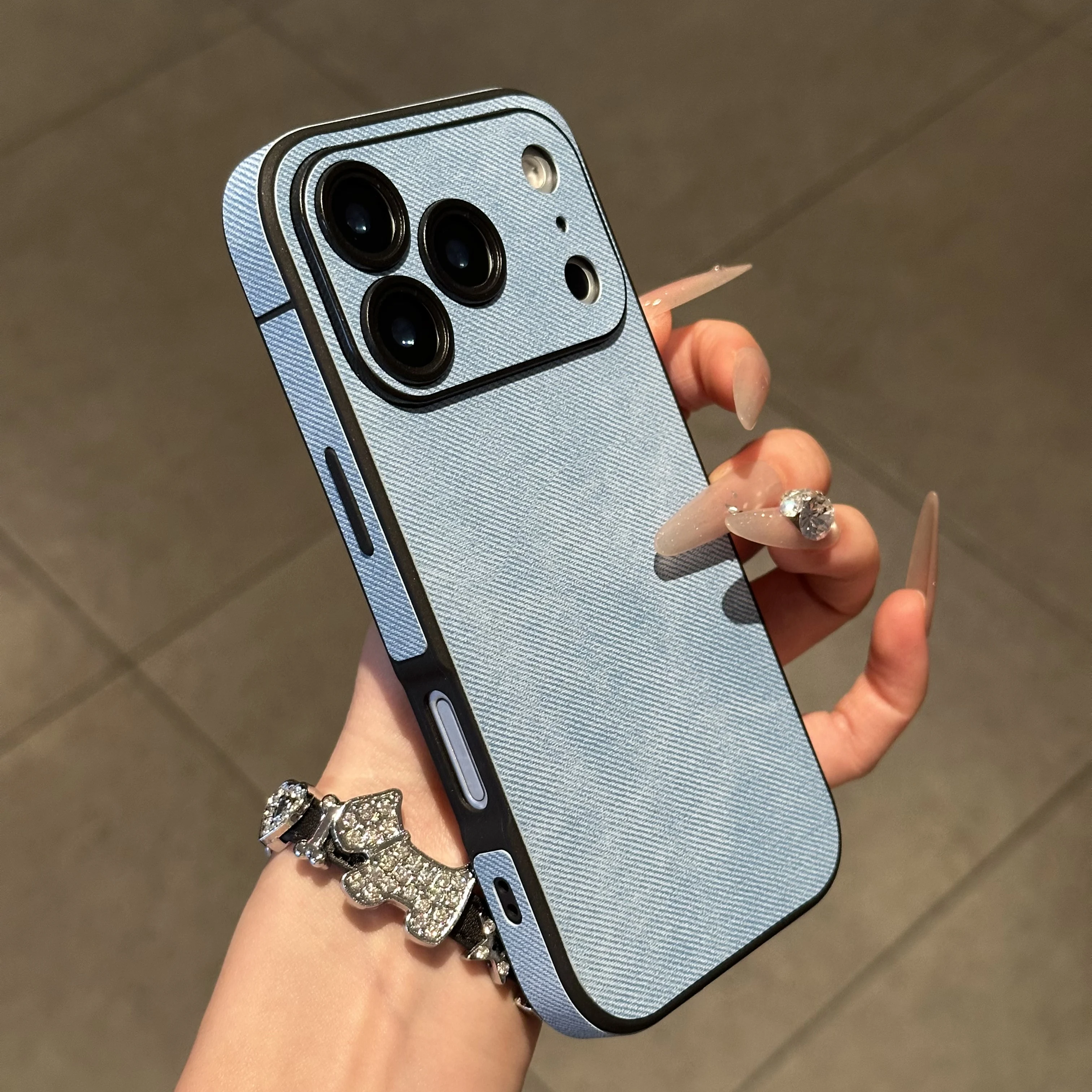 Capa Para Celular (azuis, Iphone 16) Em Couro Resistente Com Moldura De Silicone Macio.