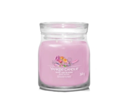 Vela perfumada Yankee Candle rosa de cera de soja, com duração de 35 a 50 horas.