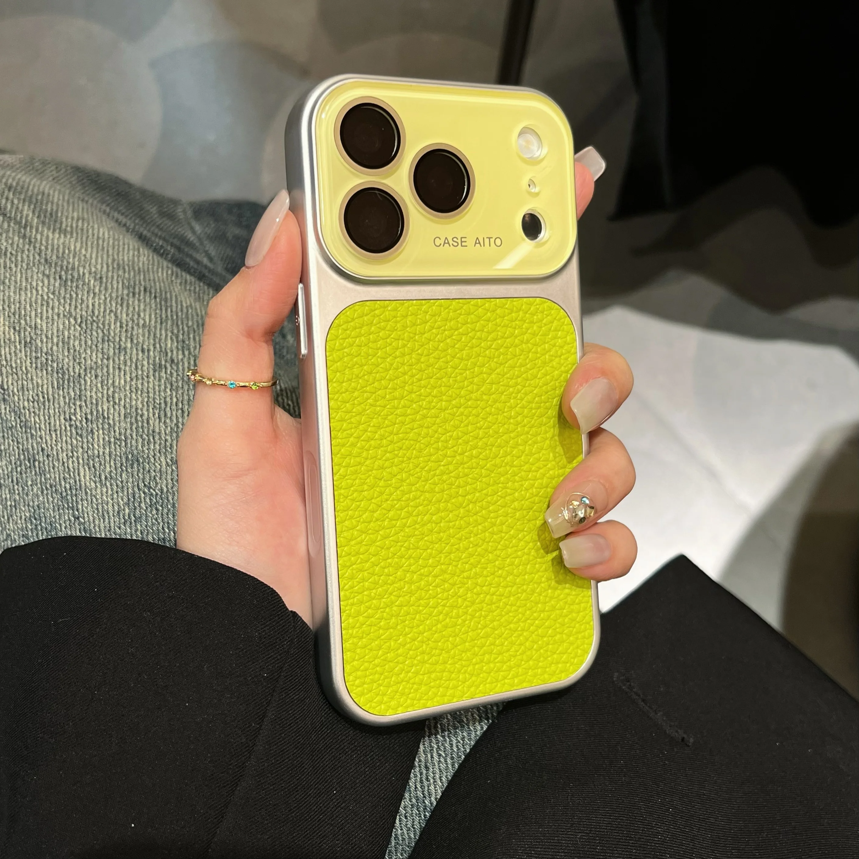 Capa Para Celular (iphone 15 Pro Verde) Em Couro Puro Na Cor Lichia, Fosca E Resistente A Impactos.