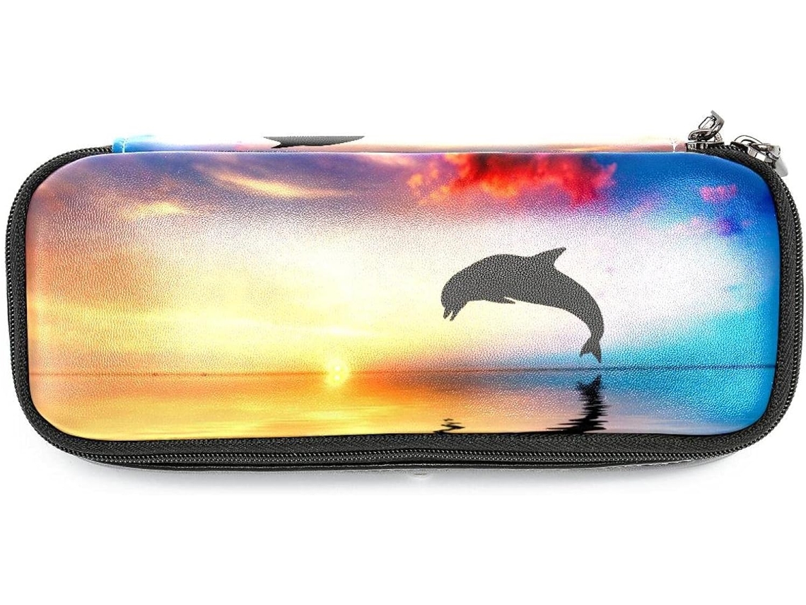 Esta caixa grande com carimbos de golfe e lápis, marcadores e maquiagem da By The Sun é ideal para a escola e para a mesa.