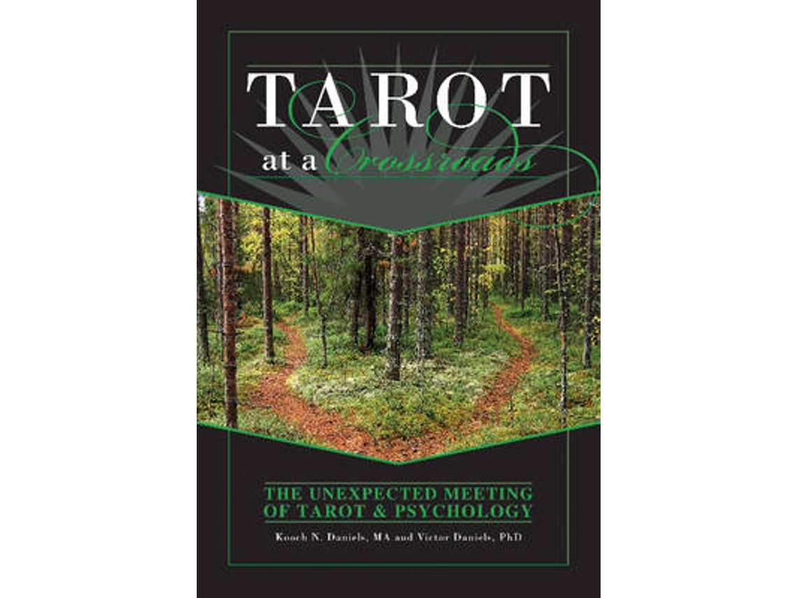 Livro tarot at a crossroads: the unexpected meeting of tarot and psychology de kooch n. daniels,victor daniels (inglês)