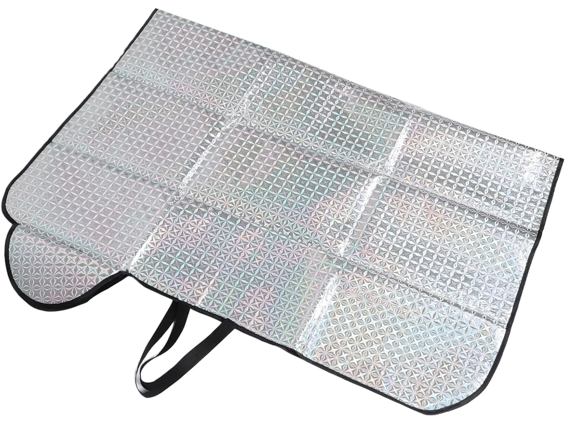 Protetor solar magnético para para-brisa de carro, oferecendo proteção contra o calor.
