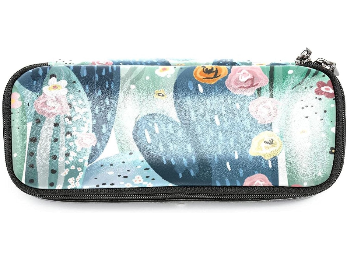 Tenho lápis de aquarelável com estampa de cactos e flores, canetas hidrográficas de grande capacidade, marcadores e um organizador escolar.