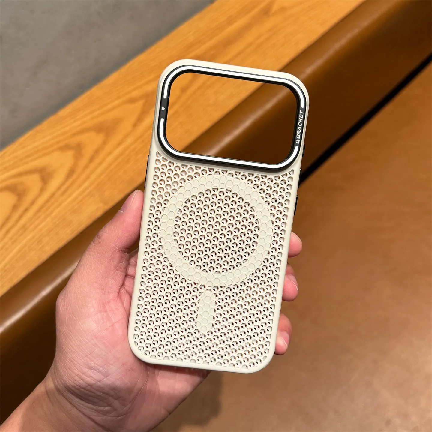 Capa Para Celular Com Suporte Para Lente (iphone 16 Pro Branco), Resistente A Impactos E Com Dissipação De Calor.