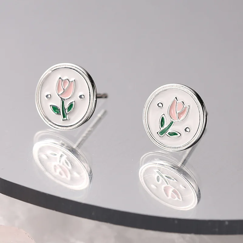 Brincos Simples Em Formato De Tulipa, Com Um Toque Vintage, São O Acessório De Joalheria Perfeito.