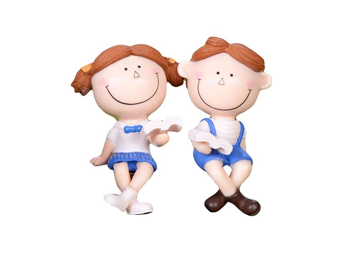 Conjunto de miniaturas de casal (menino e menina) sentados em um banco para decoração de paisagens em miniatura (faça você mesmo), casal azul.