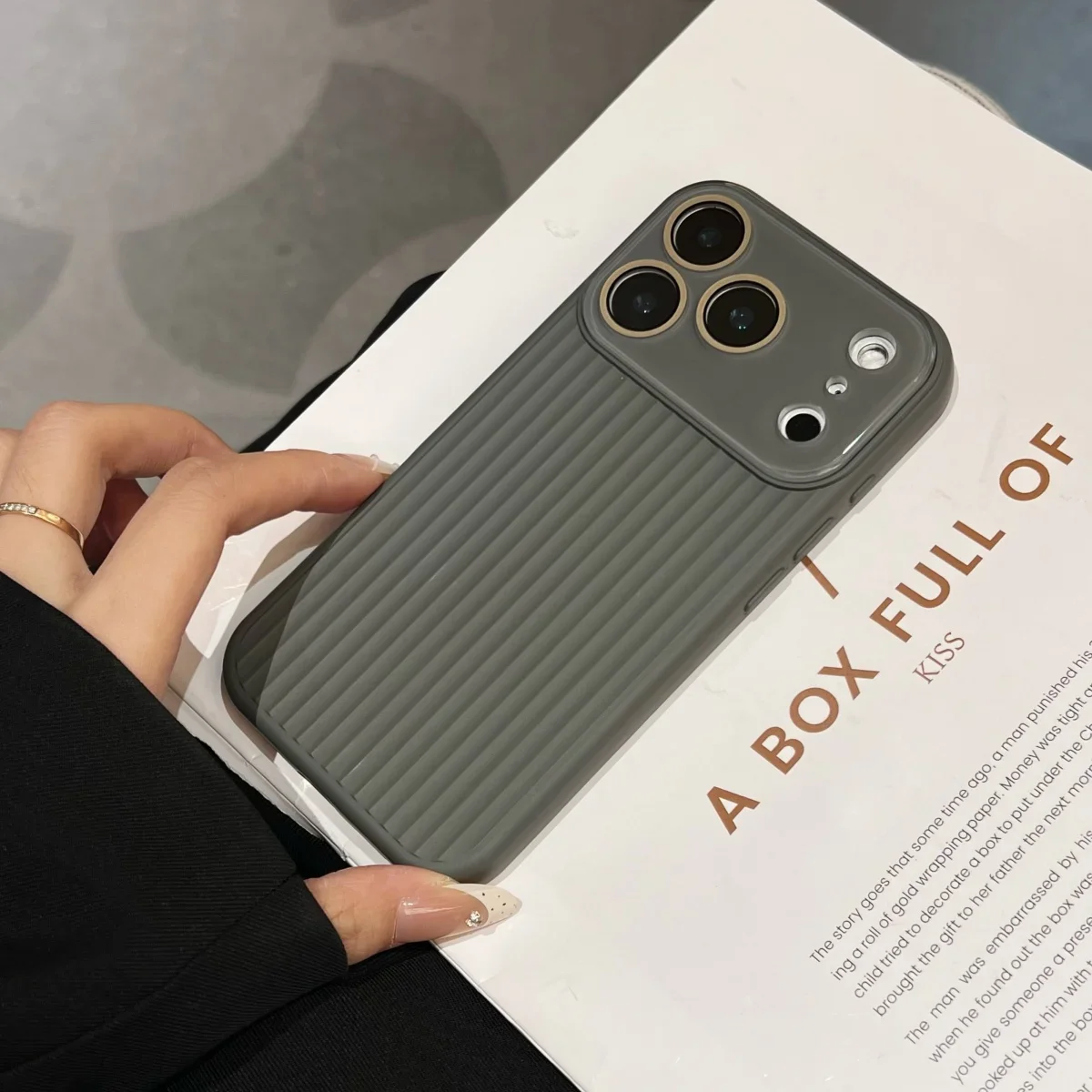 Capa Listrada Para Iphone 17 (cinza), Protege A Câmera, Acabamento Fosco Resistente A Impactos.