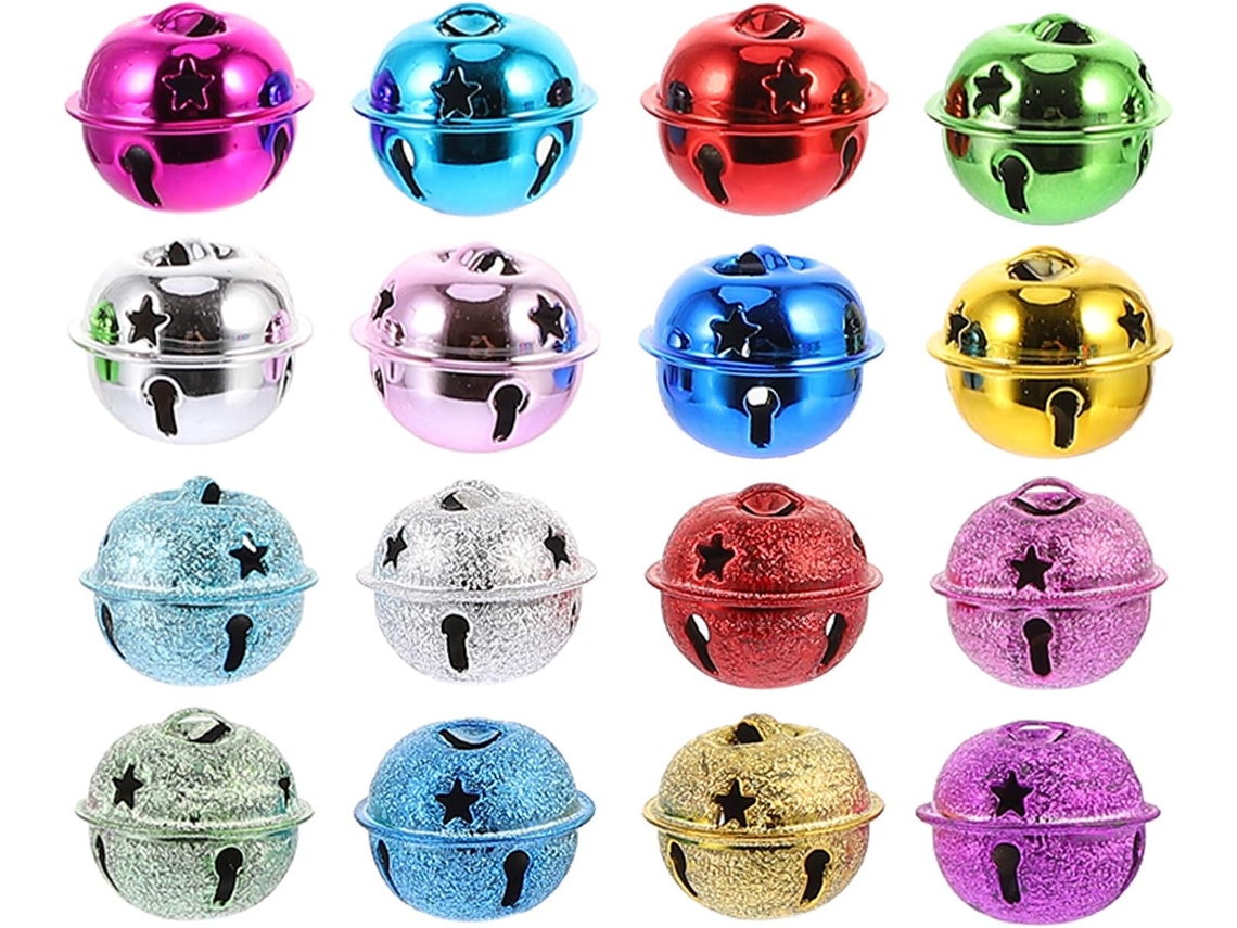Conjunto de 16 sinos de ferro coloridos para pendurar, ideais para decoração.