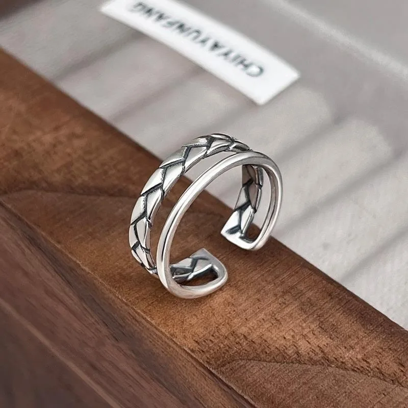 Anel Feminino Com Ajuste De Camada Dupla Com Linhas Geométricas Simples.