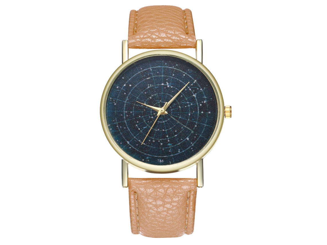 Relógio masculino com mostrador céu estrelado, movimento de quartzo e pulseira de couro bege.