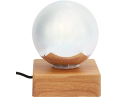 Abajur de mesa com cúpula de vidro e plugue USB.