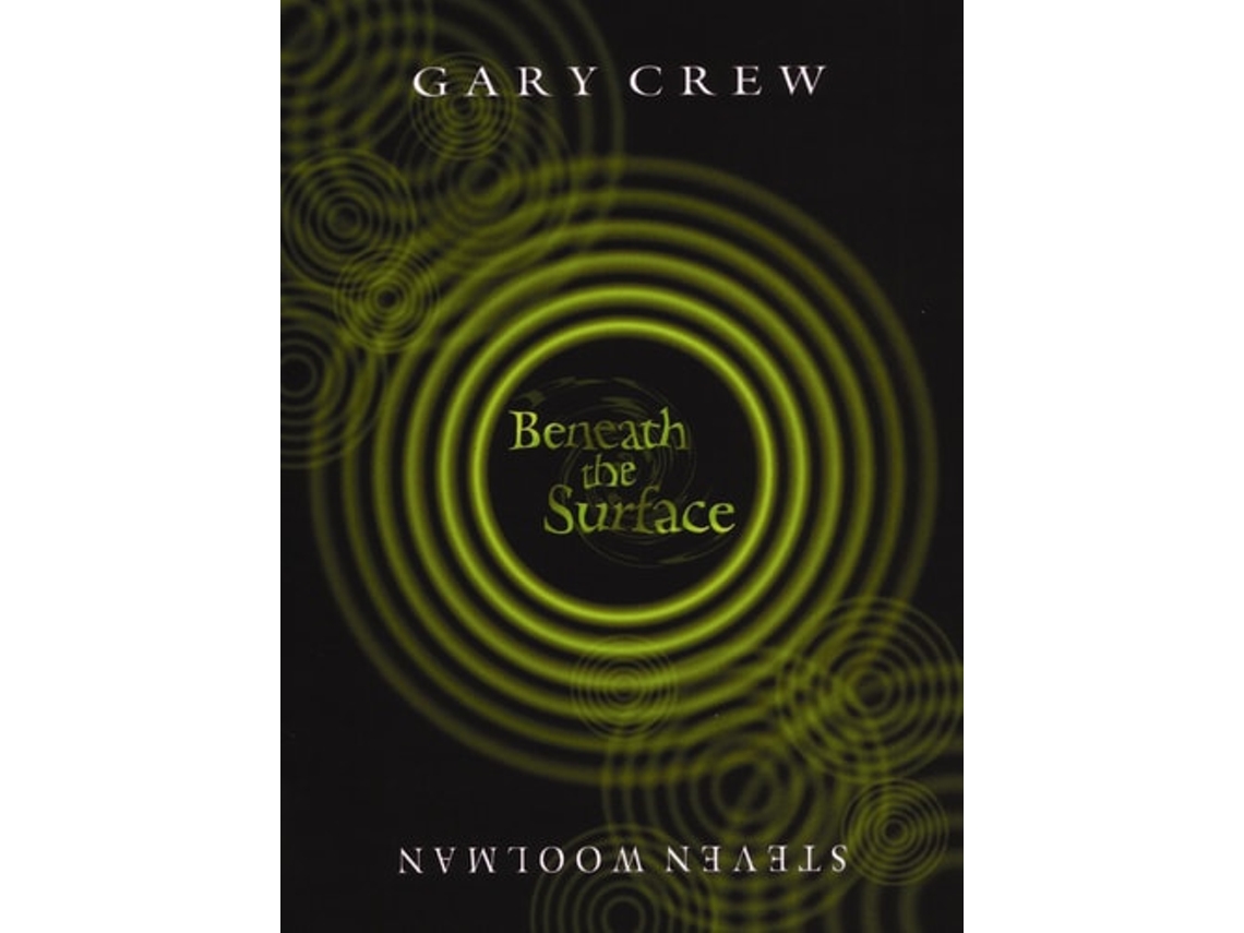 Livro Beneath the Surface de Gary Crew (Inglês)