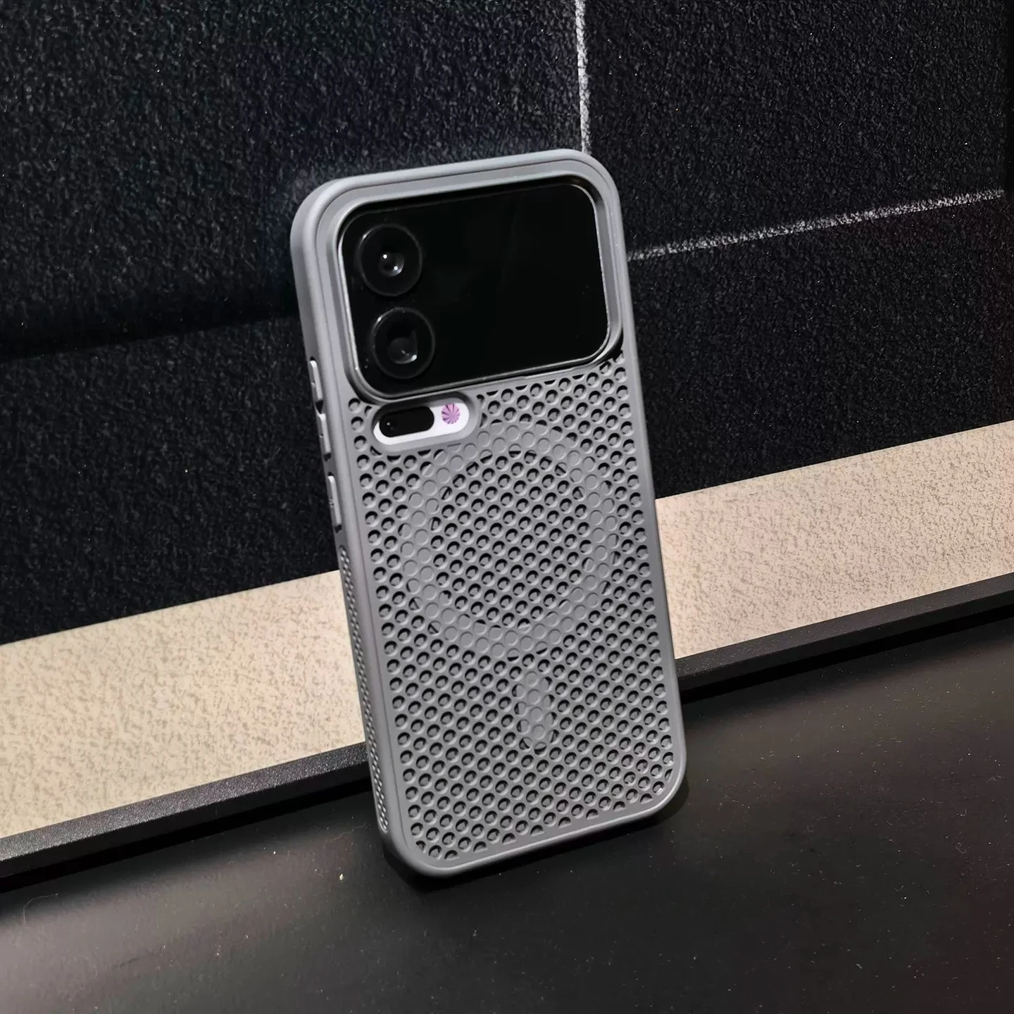 Capa Protetora Fosca Com Dissipação De Calor Em Malha Tipo Colmeia Magnética (cinza Xiaomi 13)