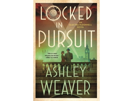 Livro Locked in Pursuit de Ashley Weaver (Inglês - Capa Dura)